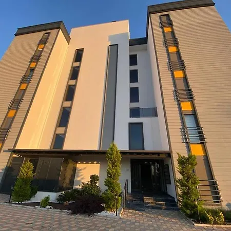 Apartment Havalimani Ve Alisveris Merkezlerine Yakin Havuzlu Daire *