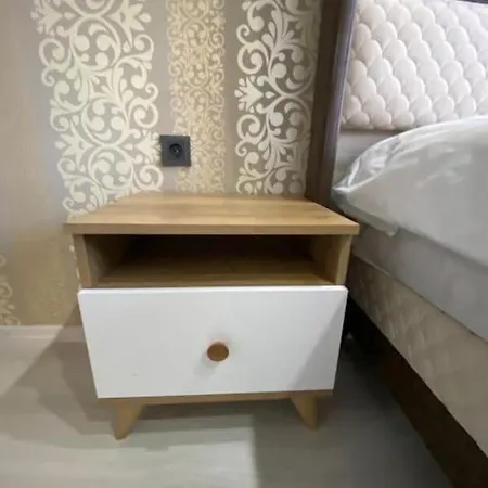 Apartment Havalimani Ve Alisveris Merkezlerine Yakin Havuzlu Daire