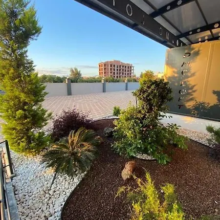 Apartment Havalimani Ve Alisveris Merkezlerine Yakin Havuzlu Daire