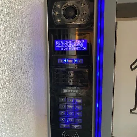 Apartment Havalimani Ve Alisveris Merkezlerine Yakin Havuzlu Daire *