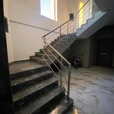 Havalimani Ve Alisveris Merkezlerine Yakin Havuzlu Daire Apartment