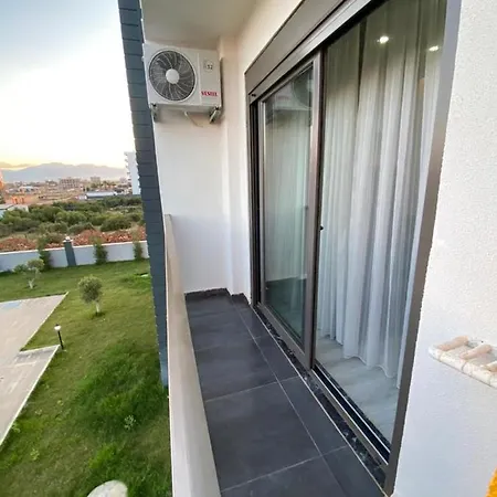 Apartment Havalimani Ve Alisveris Merkezlerine Yakin Havuzlu Daire